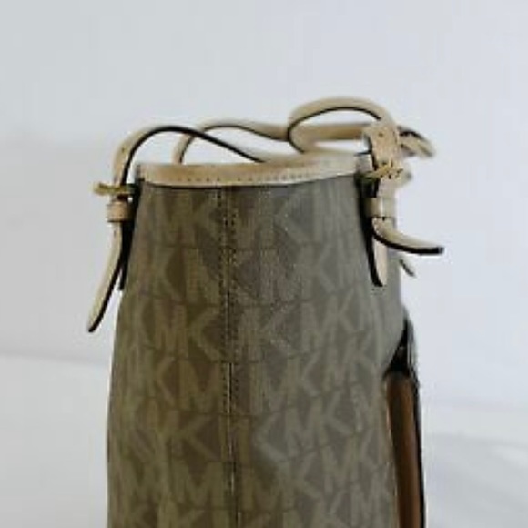 Michael Kor’s Women Jet Set item. Snap pocket tote. Mocha.